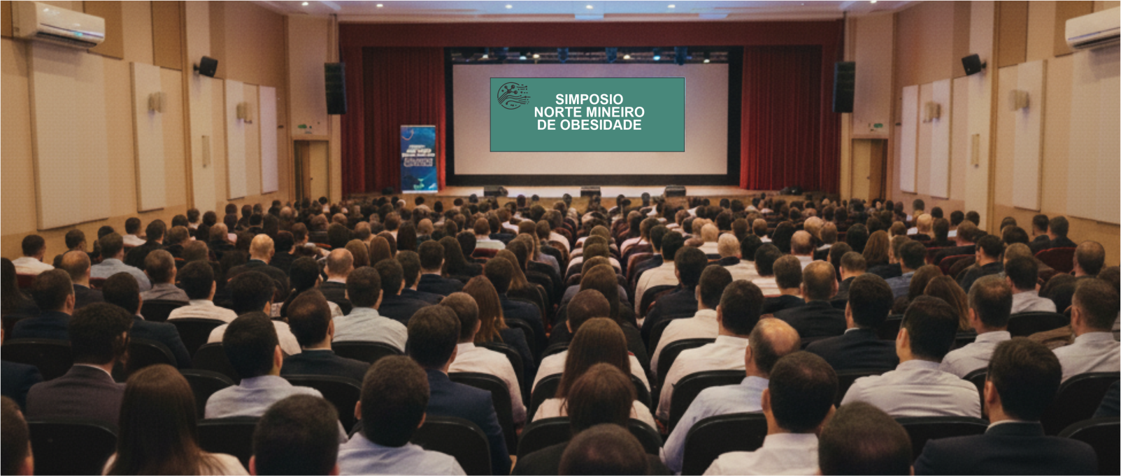 Palestra em um grande auditório com luzes quentes